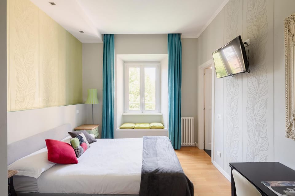 Bed, TV and multimedia, Bedroom, hair dresser