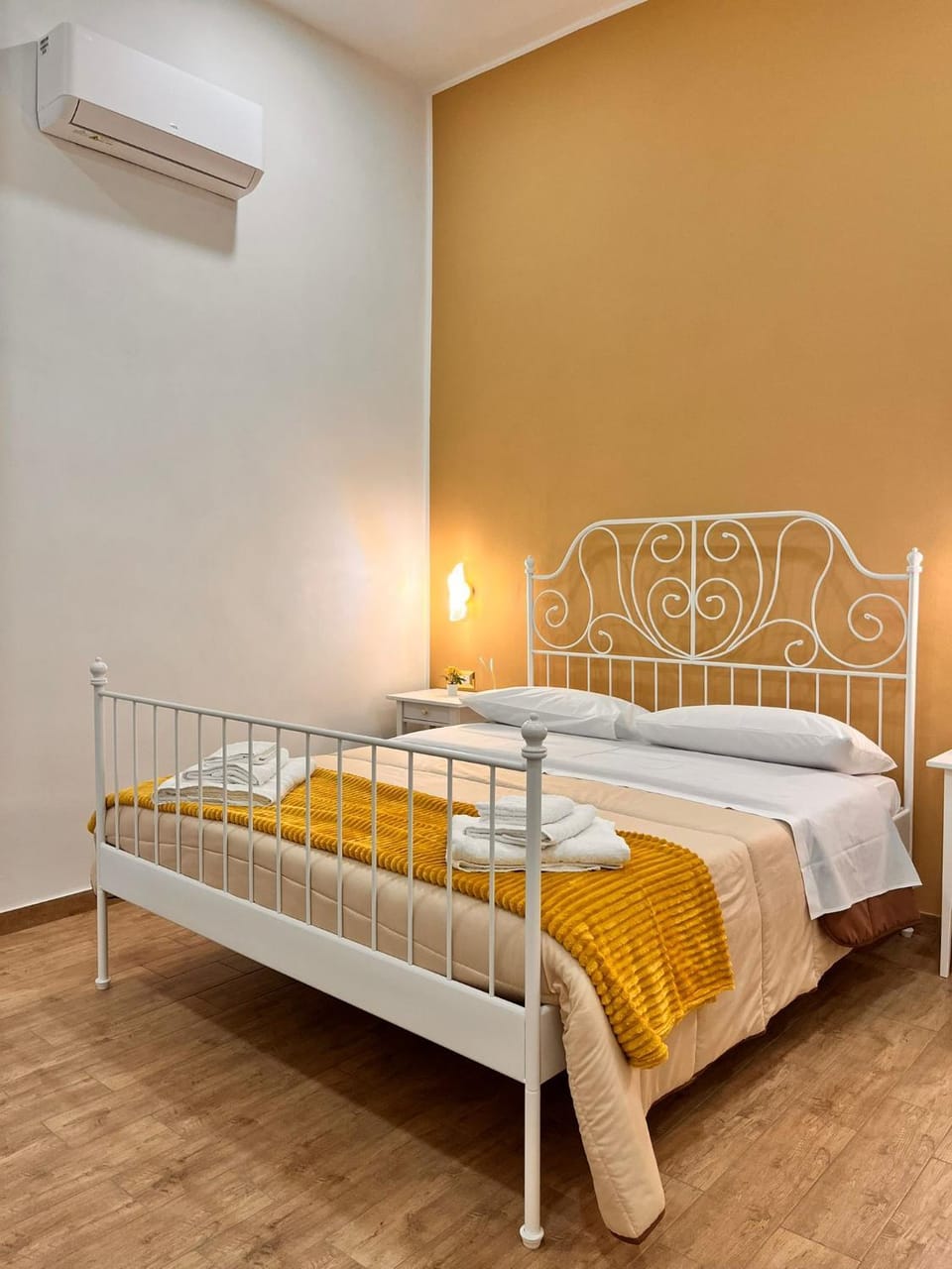 Photo of the whole room, air conditioner