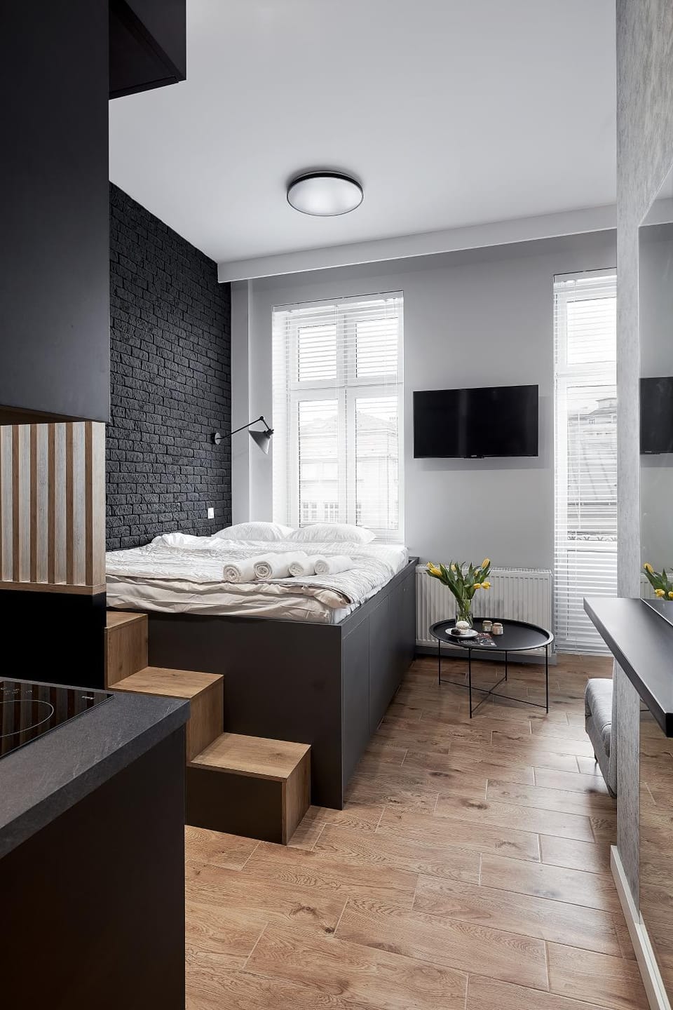 Bed, TV and multimedia, Living room, Photo of the whole room, Seating area, Evening entertainment, Bedroom