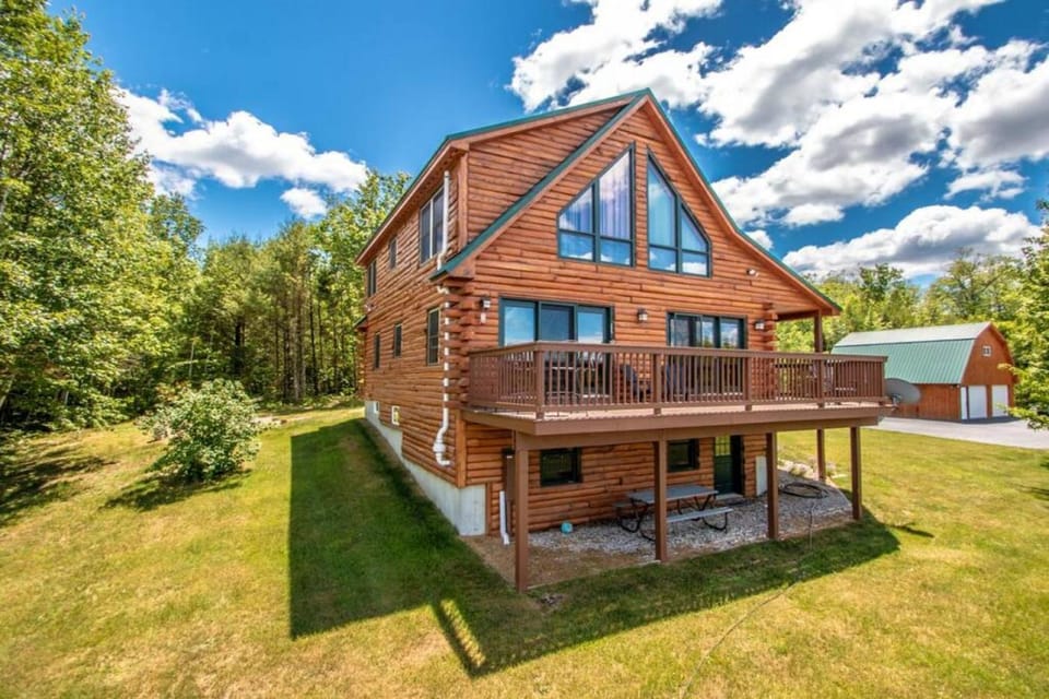 Spacious Log Home Overlooking 40 White Mnt Peaks: Host Weddings House in Brownfield