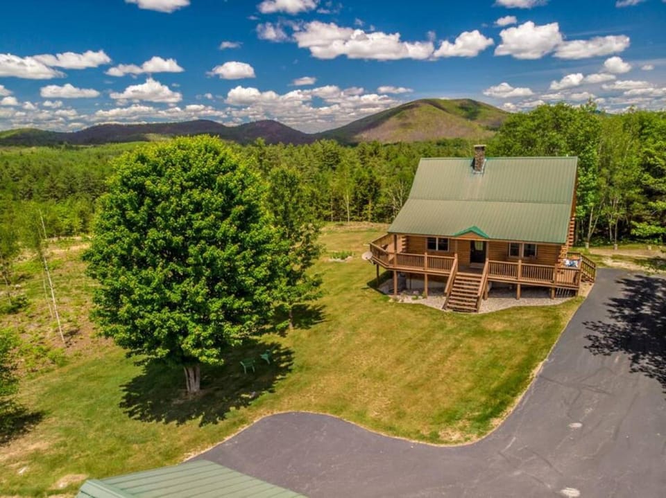 Spacious Log Home Overlooking 40 White Mnt Peaks: Host Weddings House in Brownfield
