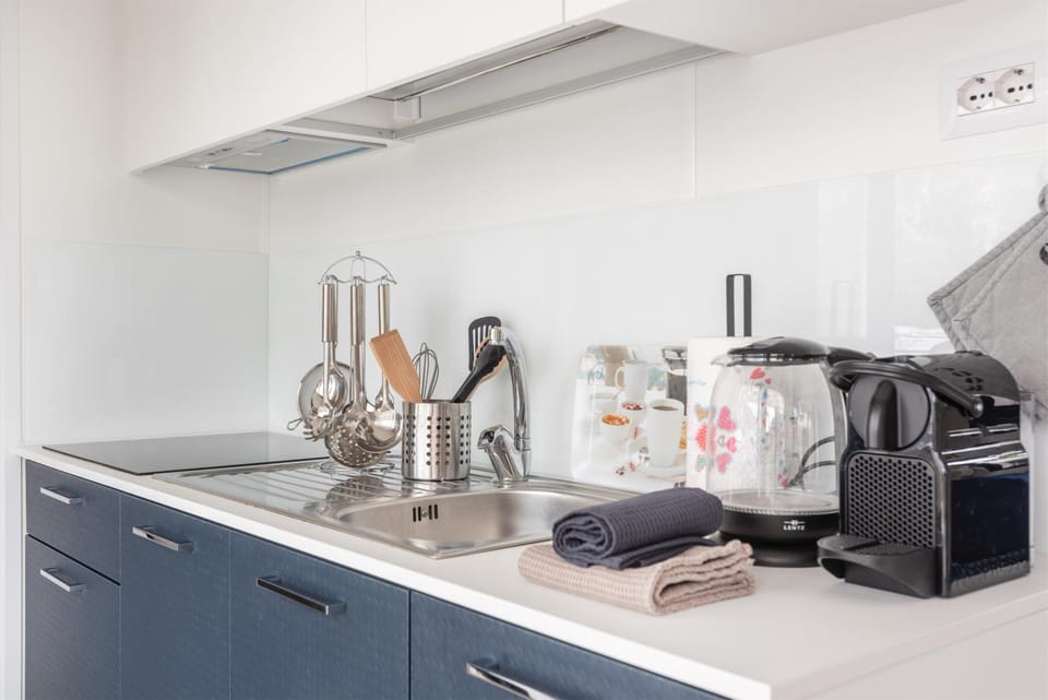 Coffee/tea facilities, Kitchen or kitchenette, stove