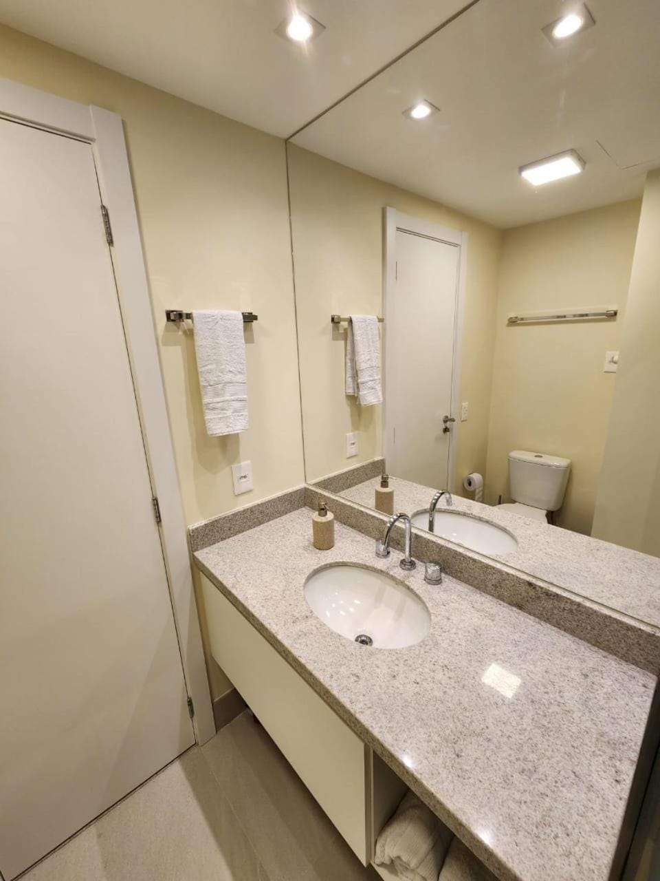 Estudio mobiliado excelente localização em POA Apartment in Porto Alegre