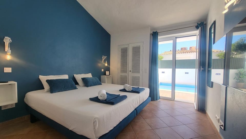 Bed, Photo of the whole room, Bedroom, Pool view, Swimming pool, towels