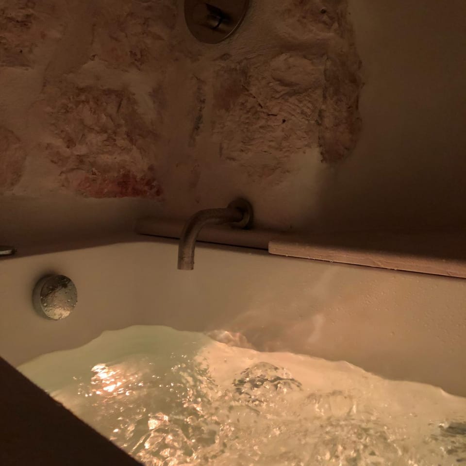Toilet, Hot Tub