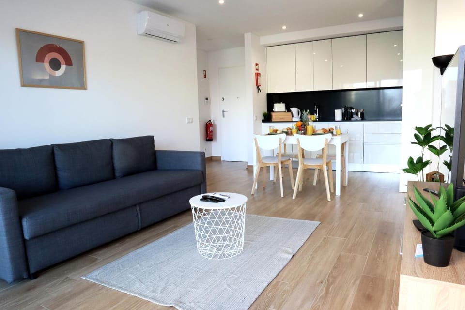 Kitchen or kitchenette, Living room, Dining area, minibar, pet friendly, air conditioner