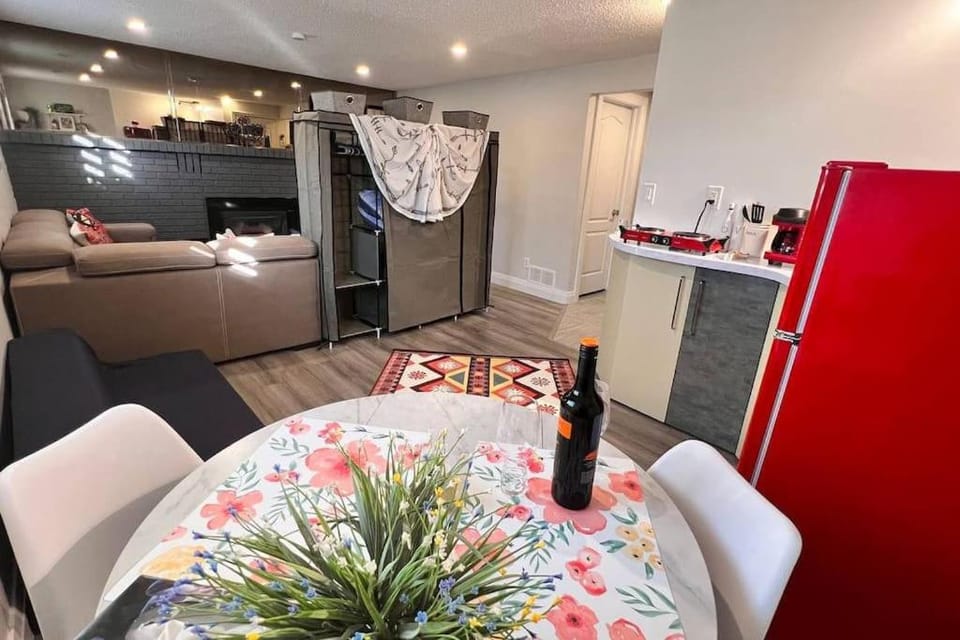 Kitchen or kitchenette, Food and drinks, Dining area