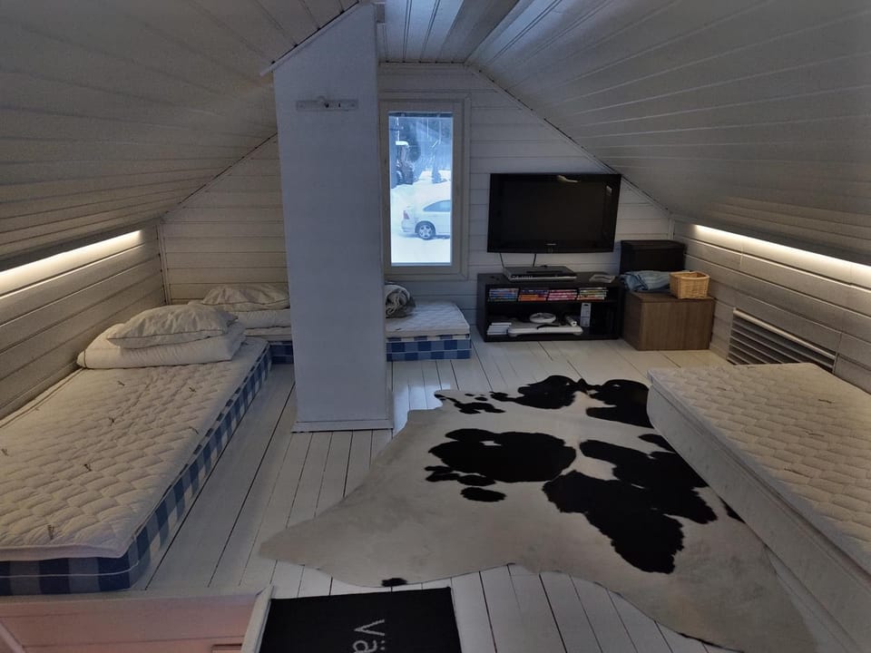 Bed, TV and multimedia, Photo of the whole room, Bedroom