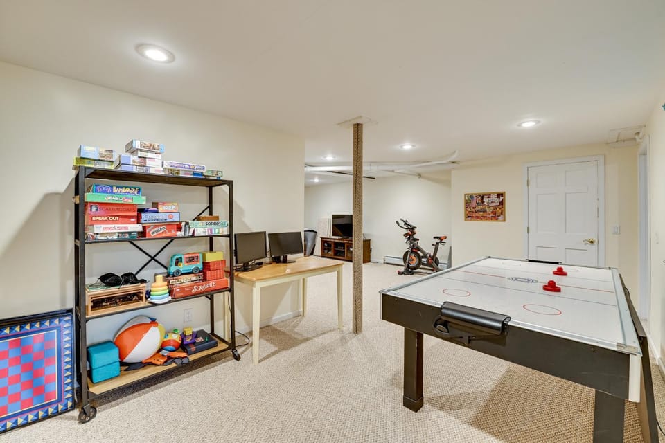 5 Mi to Mt Snow: West Dover Getaway w/ Hot Tub House in West Dover