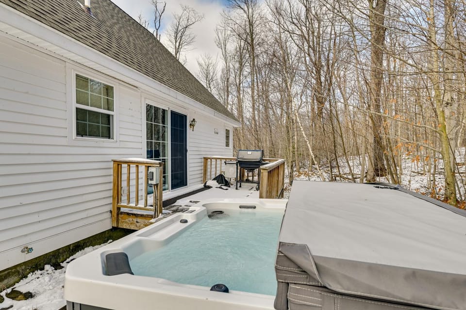 5 Mi to Mt Snow: West Dover Getaway w/ Hot Tub House in West Dover