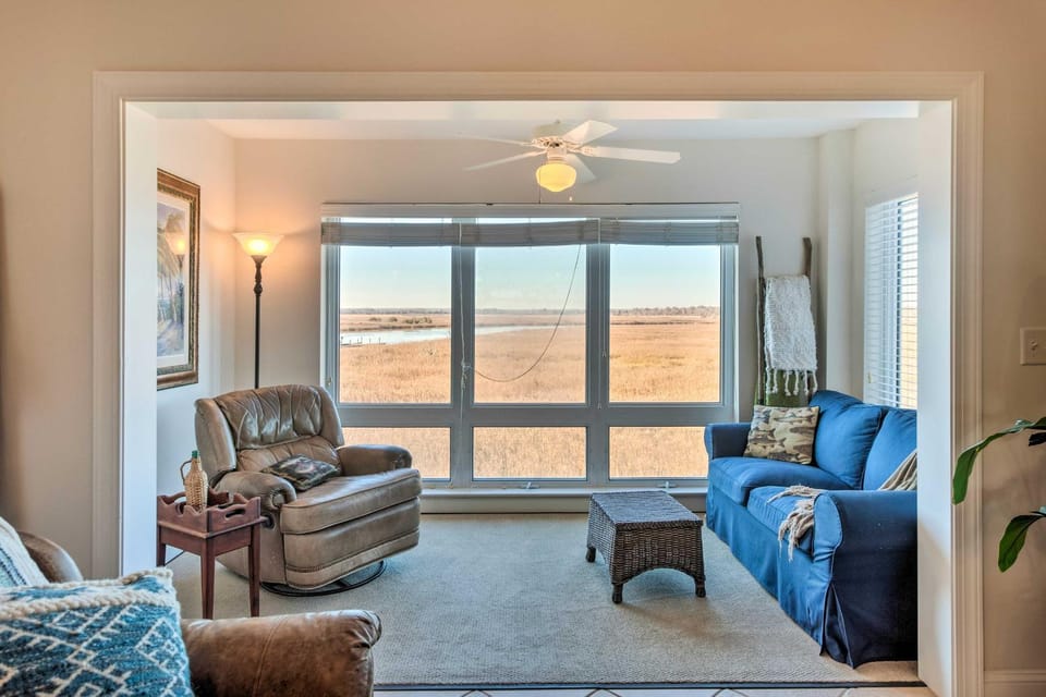 3rd-Floor Riverfront Condo: Walk to Downtown Eats! House in Darien