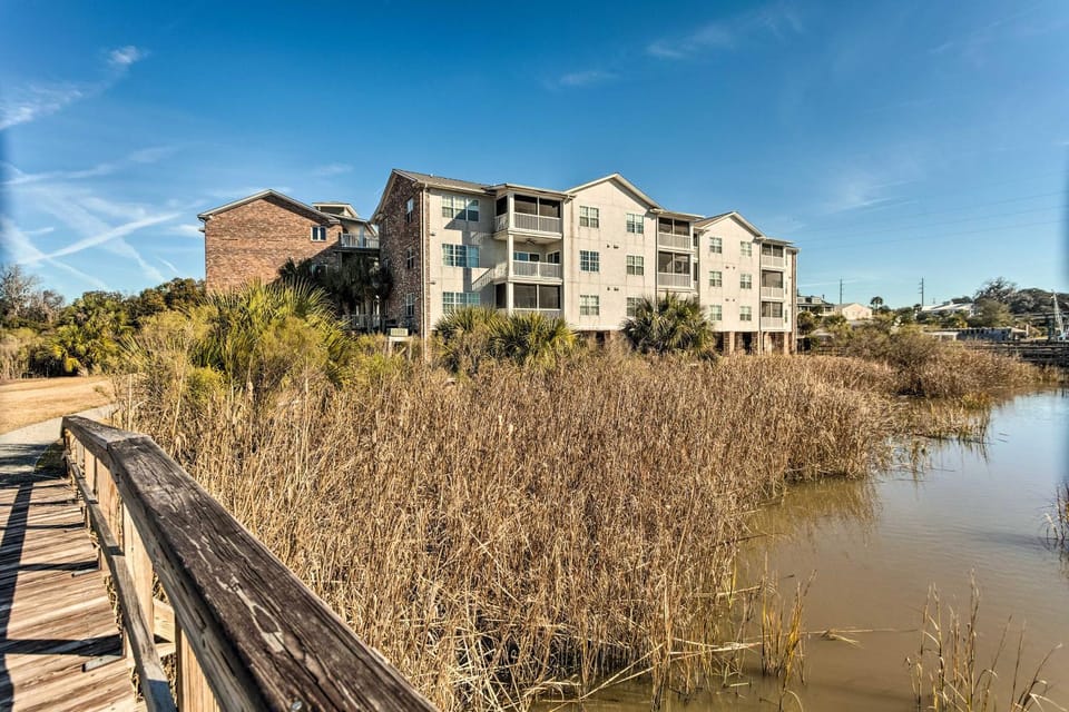 3rd-Floor Riverfront Condo: Walk to Downtown Eats! House in Darien