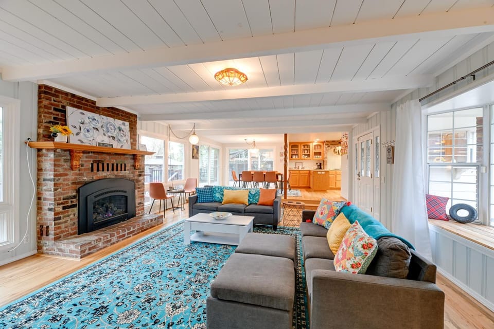 Spacious Grants Pass Home with Hot Tub and River Views House in Grants Pass