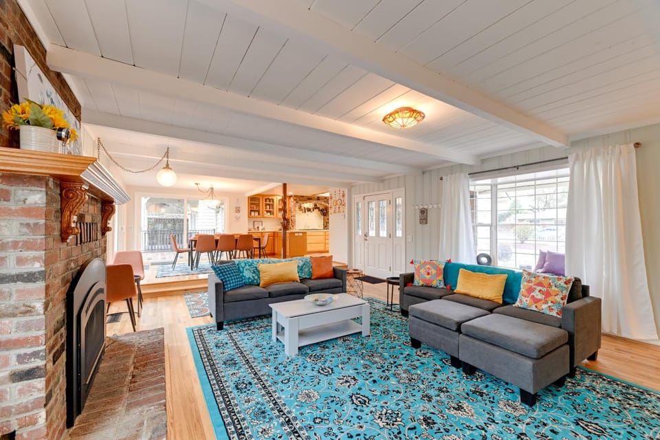 Spacious Grants Pass Home with Hot Tub and River Views House in Grants Pass