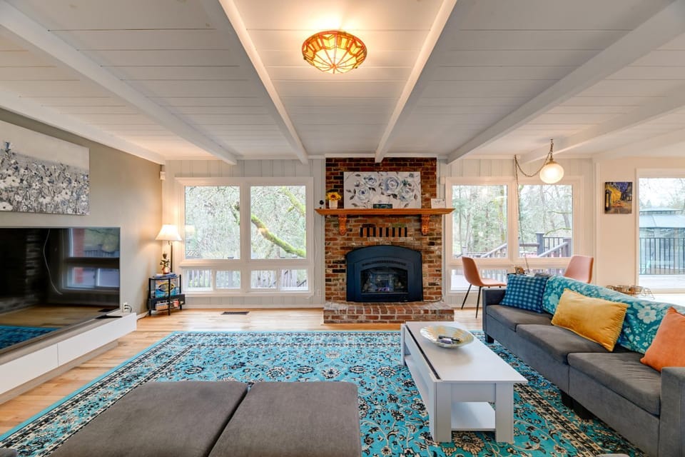 Spacious Grants Pass Home with Hot Tub and River Views House in Grants Pass