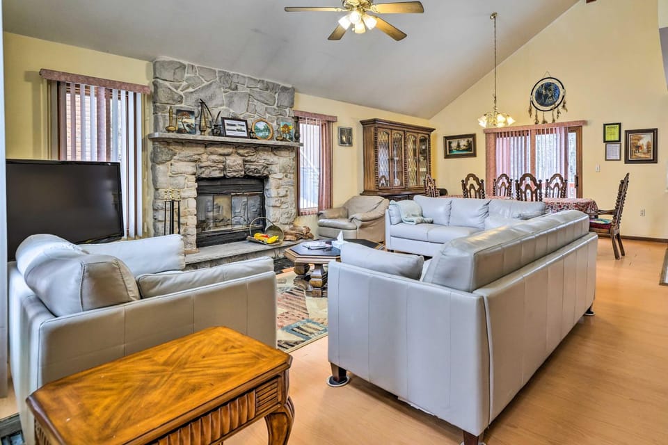 Hot Tub + Deck: Pet-Friendly Poconos Getaway! House in Pocono Mountains
