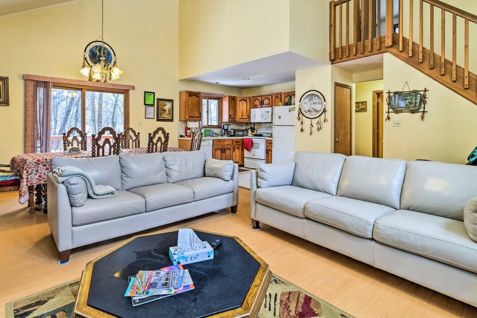 Hot Tub + Deck: Pet-Friendly Poconos Getaway! House in Pocono Mountains