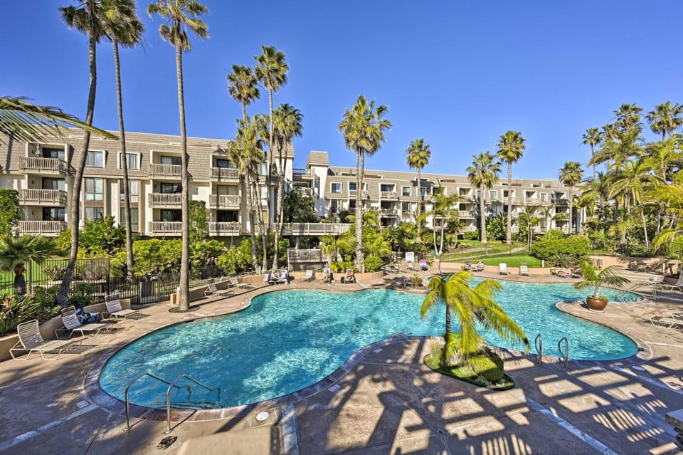 'Deja Blue' Oceanside Condo on Beach w/ Pools! House in Oceanside
