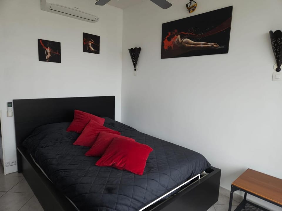 Bed, Bedroom, air conditioner