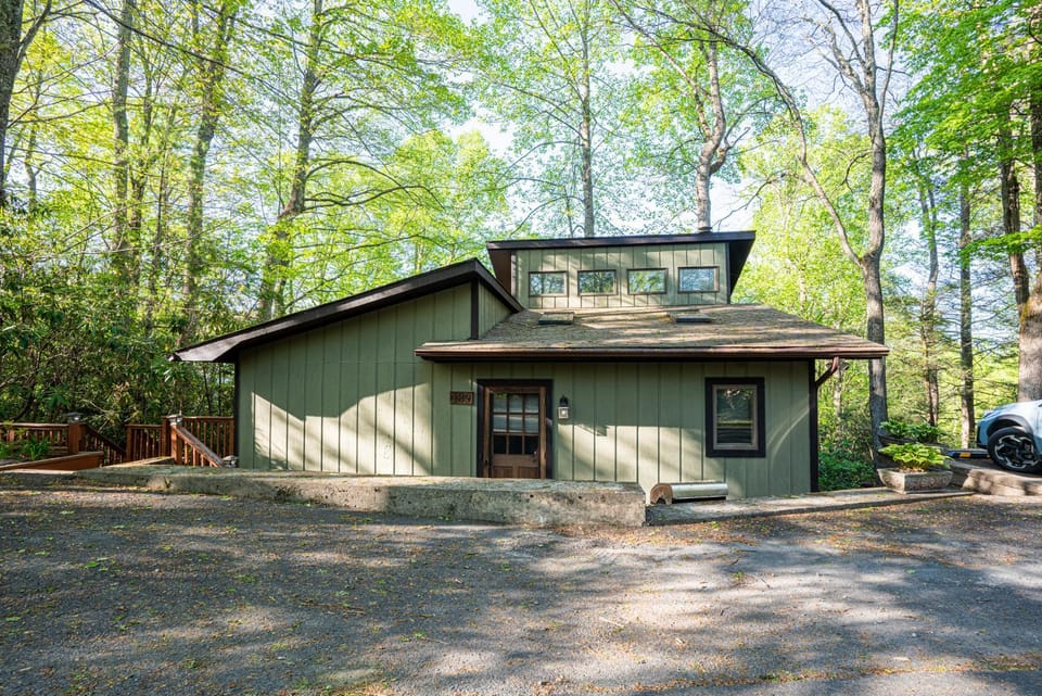 King Bed, Putt-Putt w/ Hot Tub, & Other Games Chalet in Watauga
