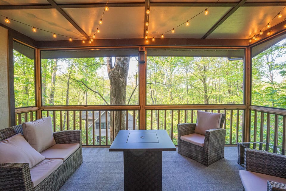 Seating area, Mountain view, fireplace