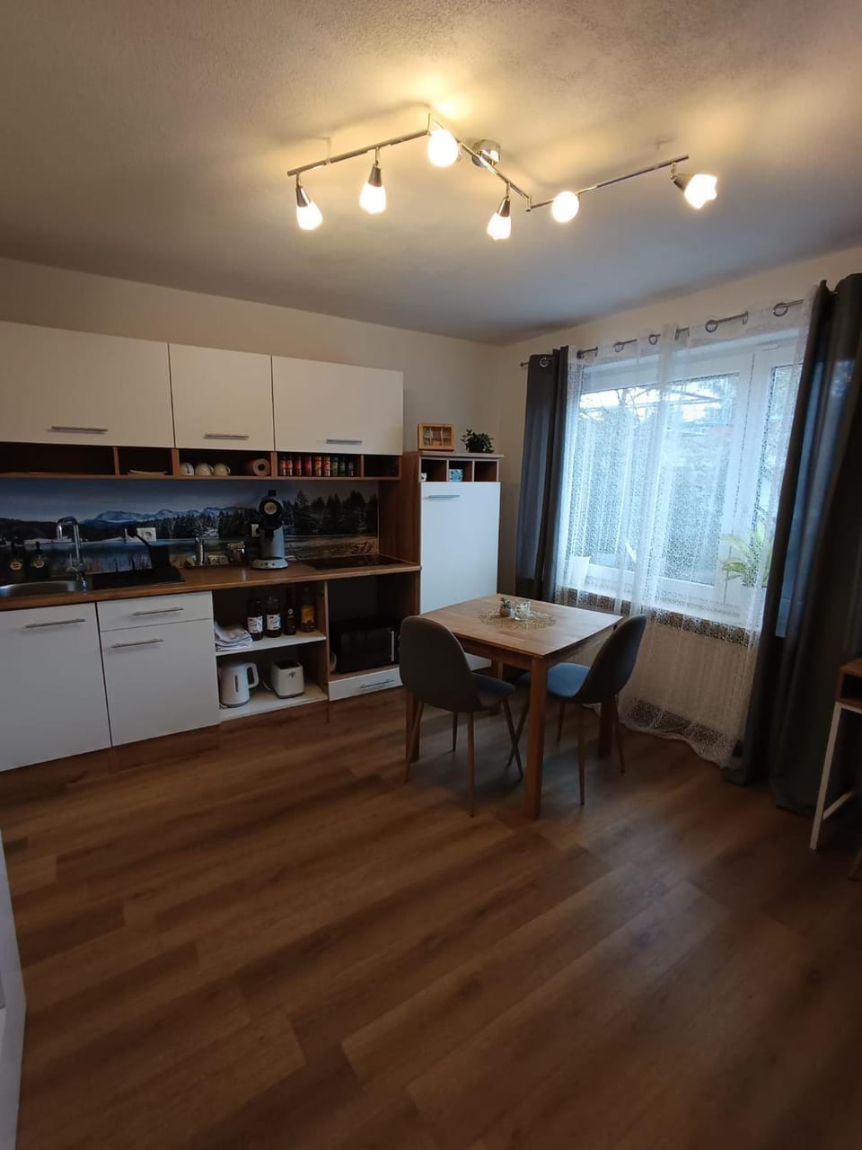 Coffee/tea facilities, Dining area, Food, microwave, stove, toaster, kitchen