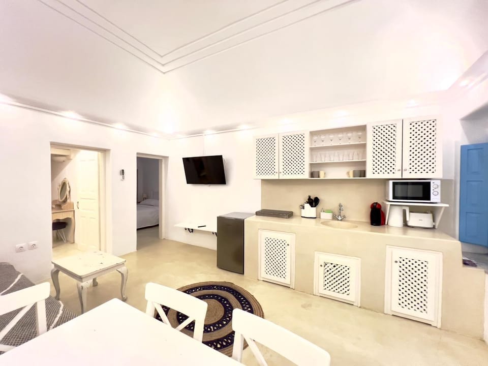 TV and multimedia, Coffee/tea facilities, Kitchen or kitchenette, Photo of the whole room, Seating area, Dining area, stove, toaster
