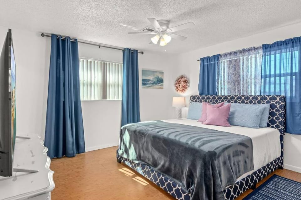 Flirty Flamingo with Private Heated Pool, Game Room, and AMAZING Covered Outdoor Living House in Lower Grand Lagoon