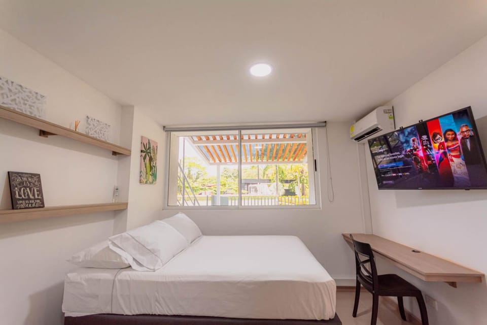 Bed, TV and multimedia, Photo of the whole room, Bedroom, hair dresser, air conditioner