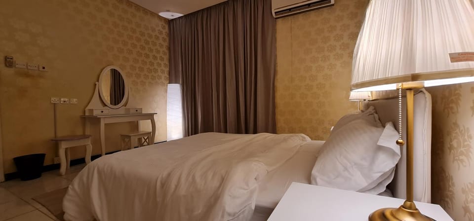 Photo of the whole room, Bedroom
