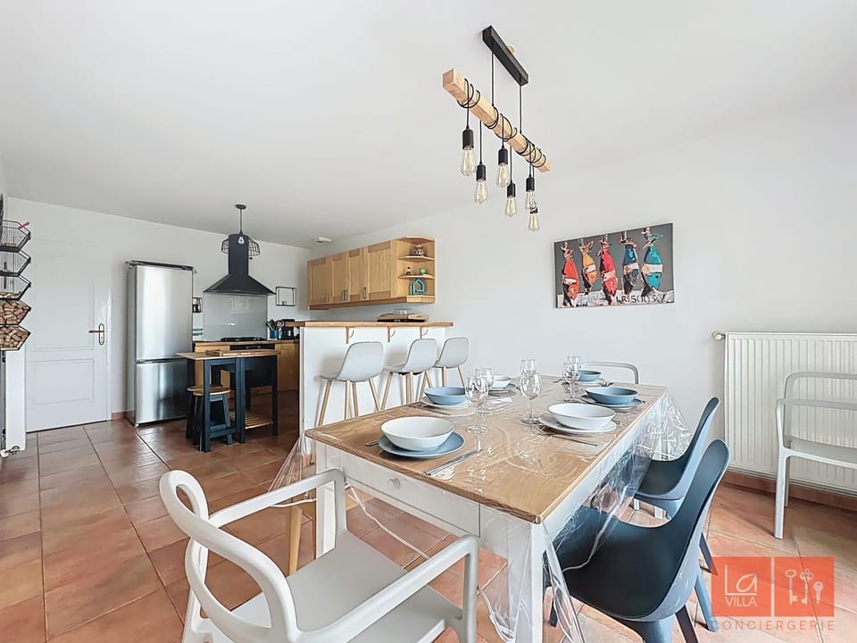 Dining area, kitchen