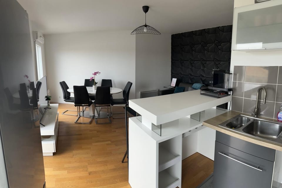 Kitchen or kitchenette, Dining area, stove