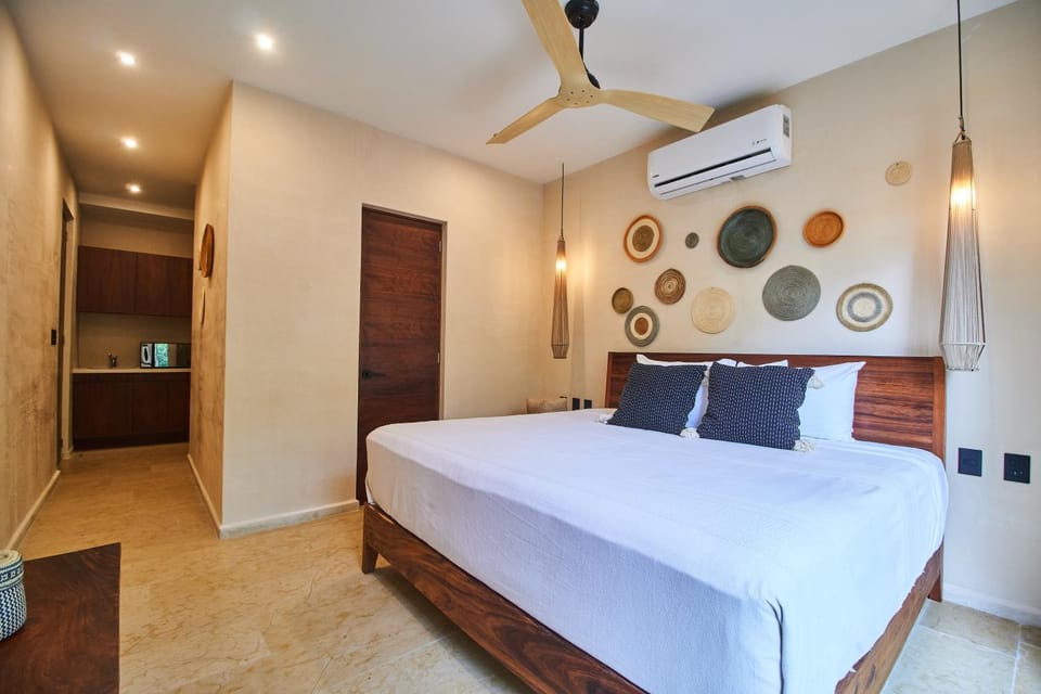 Bed, TV and multimedia, Photo of the whole room, Bedroom, fireplace, wardrobe, air conditioner