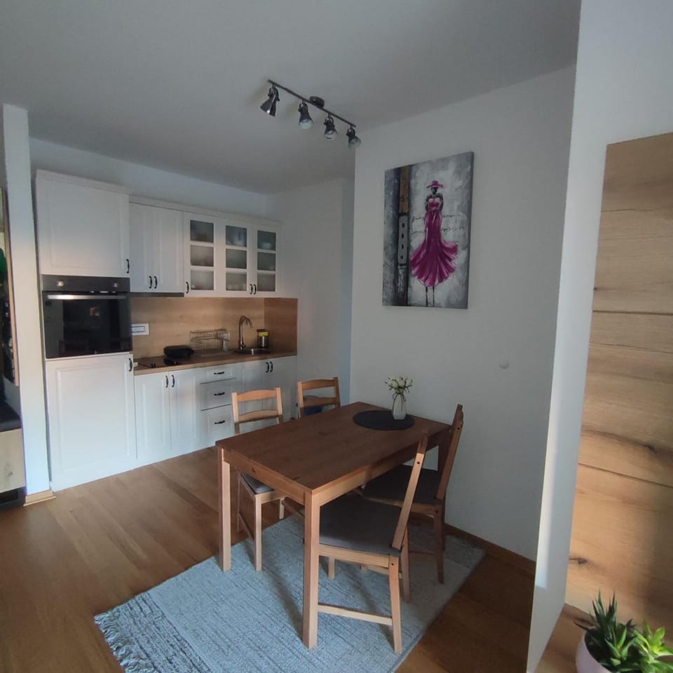 Kitchen or kitchenette, Dining area, pet friendly, stove