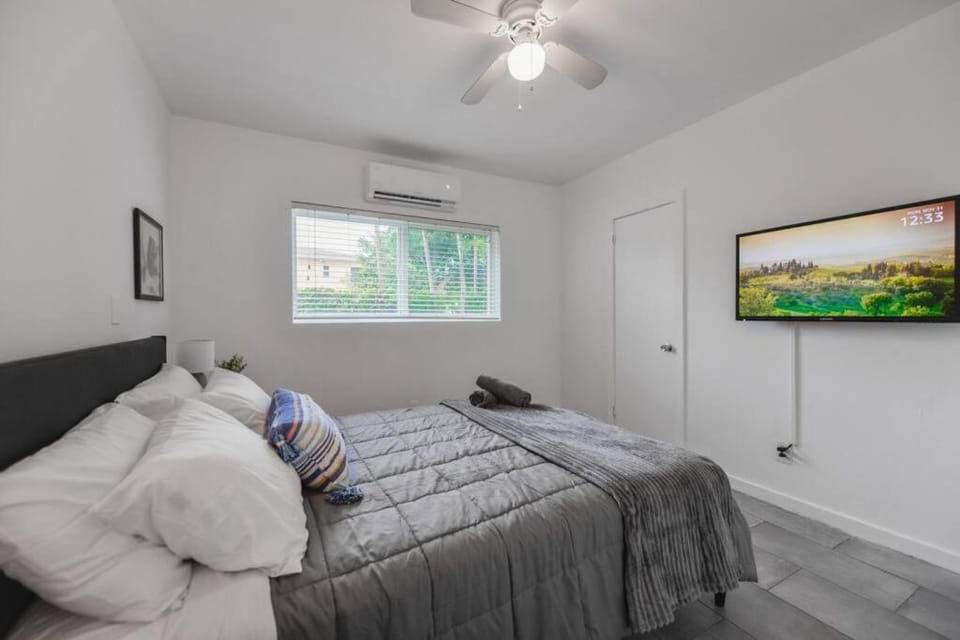 Bed, Photo of the whole room, Bedroom, fireplace