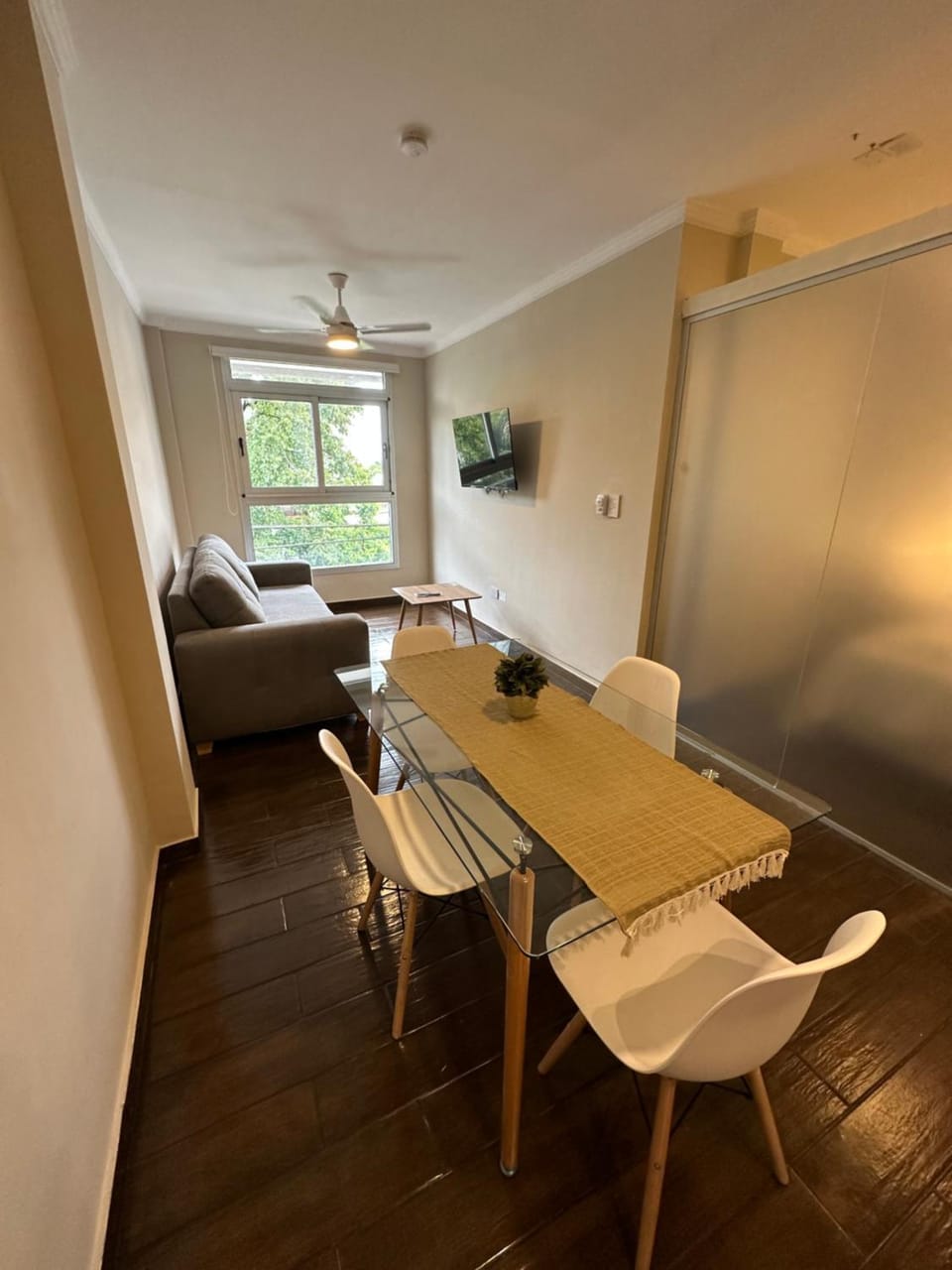TV and multimedia, Living room, Seating area, Dining area
