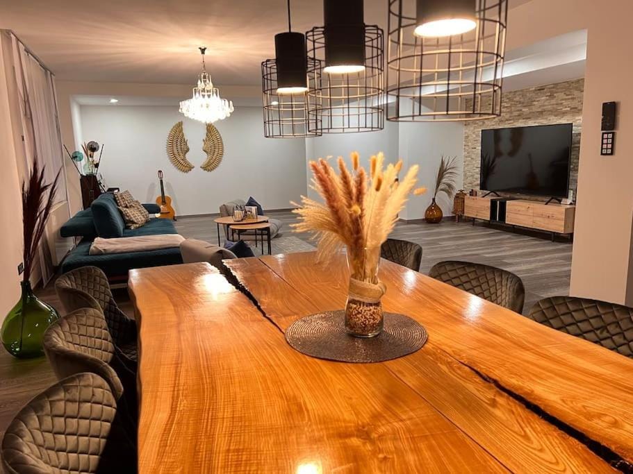 Communal lounge/ TV room, TV and multimedia, Seating area, Dining area