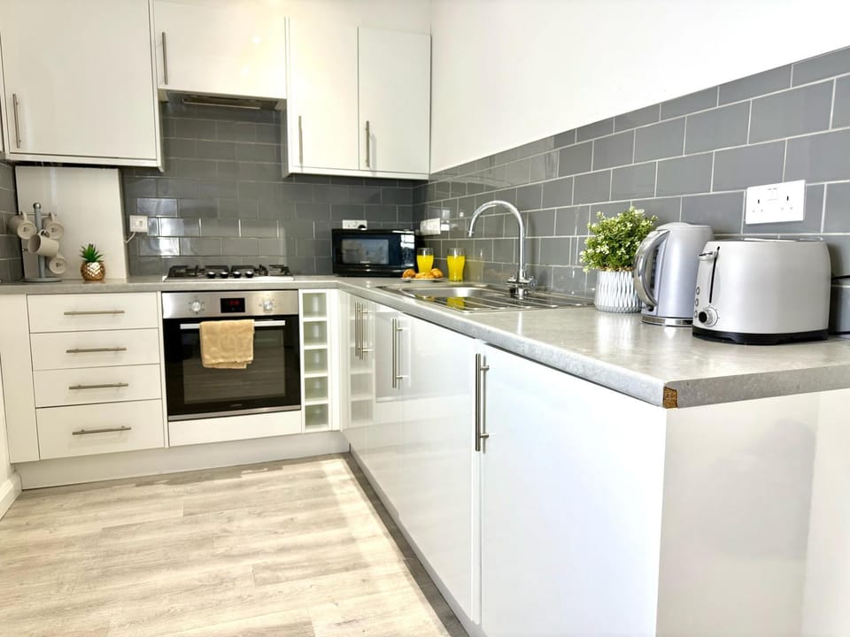 Coffee/tea facilities, Kitchen or kitchenette, oven, stove, toaster