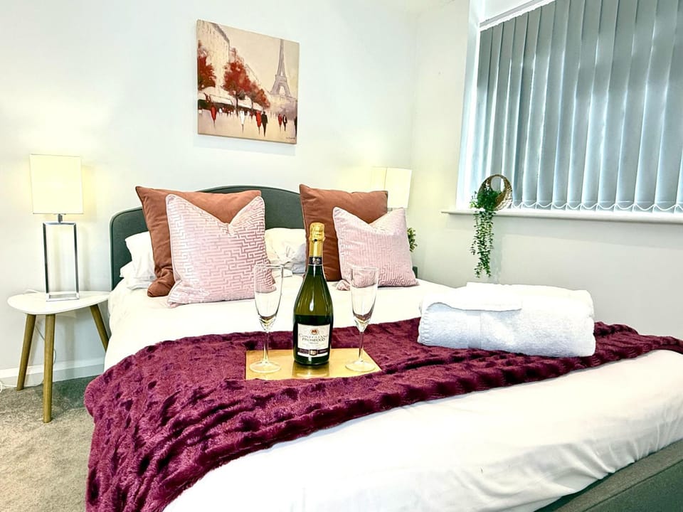 Photo of the whole room, Bedroom, towels