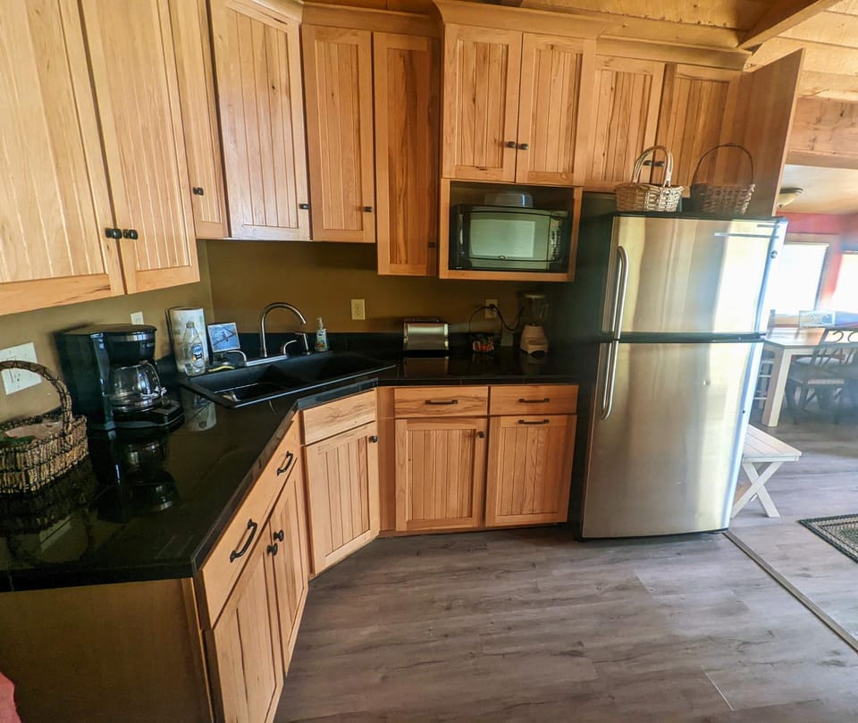 Kitchen or kitchenette, minibar