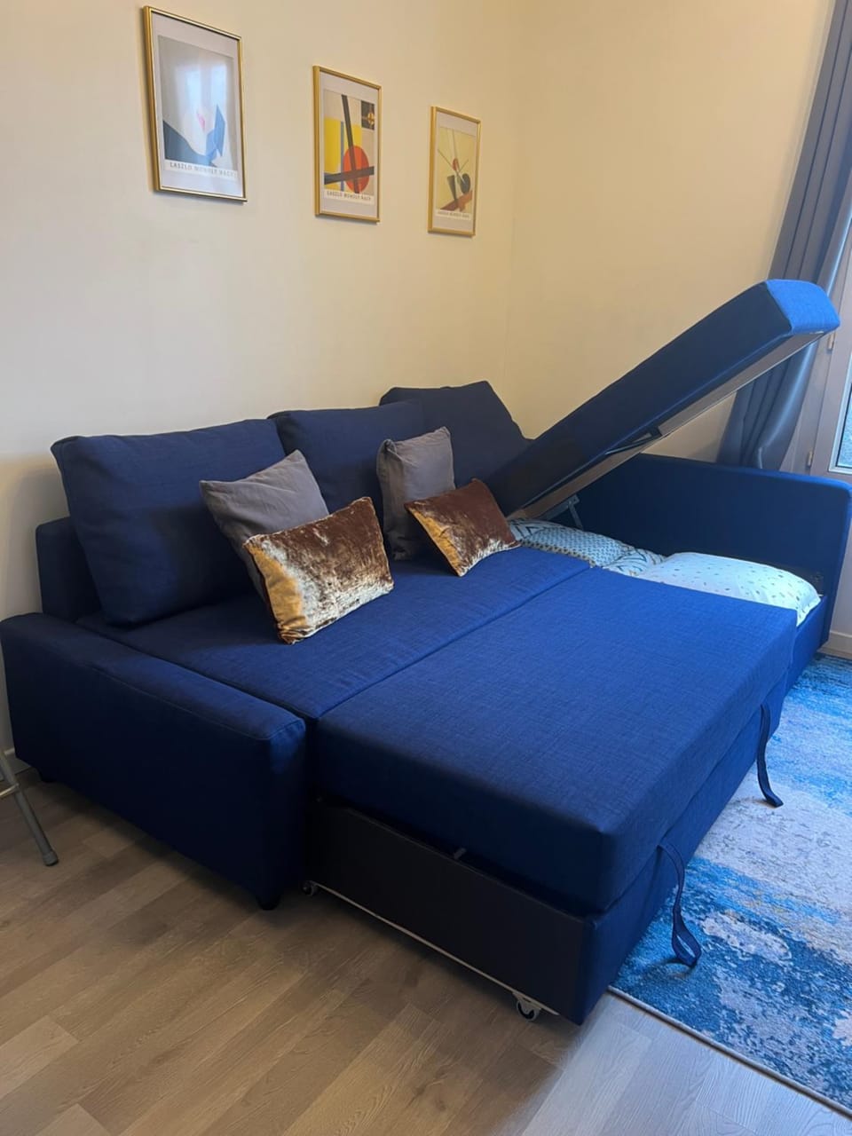 Bed, Seating area