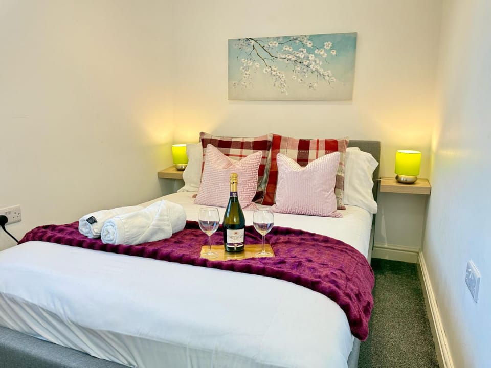 Bed, Photo of the whole room, Bedroom, towels