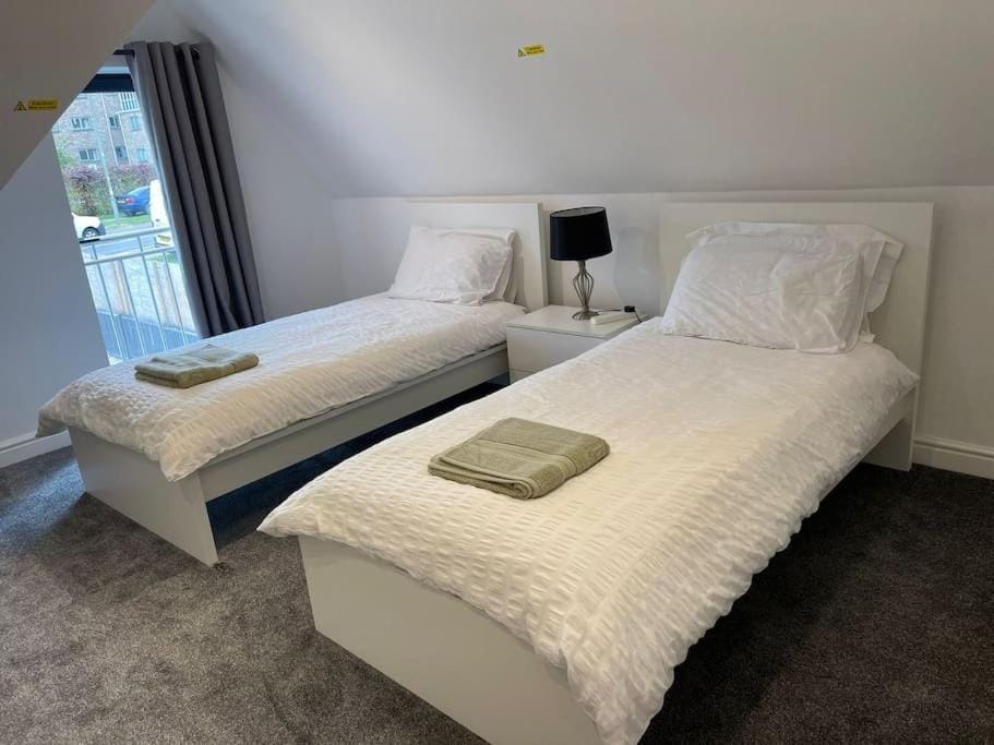 Orchid Lodge - Two Bed Generous Flat - Parking, Netflix, WIFI - Close to Blenheim Palace & Oxford - F4 Apartment in Cherwell District