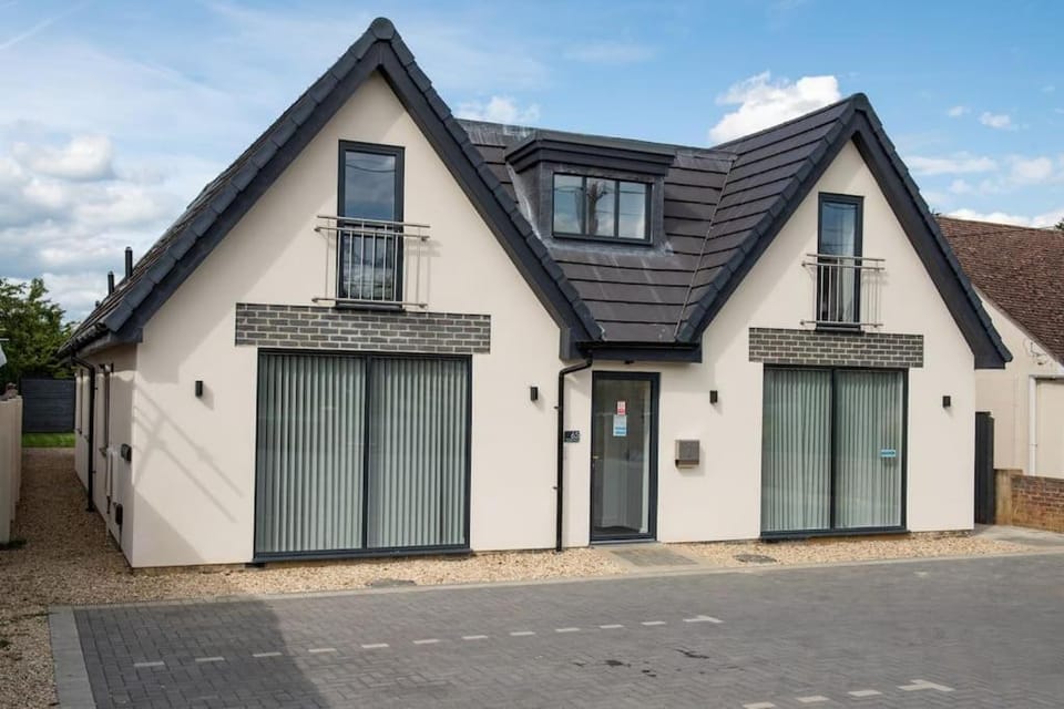 Orchid Lodge - Two Bed Generous Flat - Parking, Netflix, WIFI - Close to Blenheim Palace & Oxford - F4 Apartment in Cherwell District