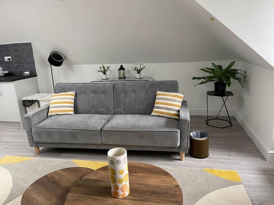 Orchid Lodge - Two Bed Generous Flat - Parking, Netflix, WIFI - Close to Blenheim Palace & Oxford - F4 Apartment in Cherwell District