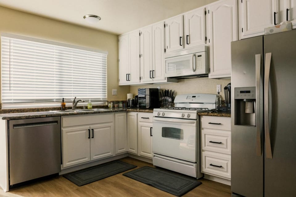 Cozy Family Home - 20 Mins from Disneyland House in Placentia