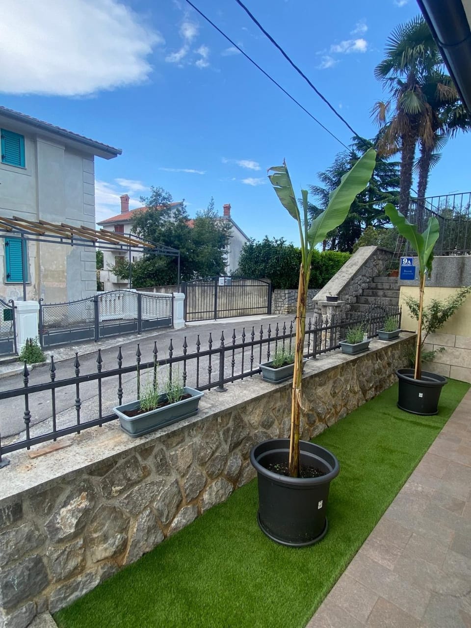 Location, children, Family