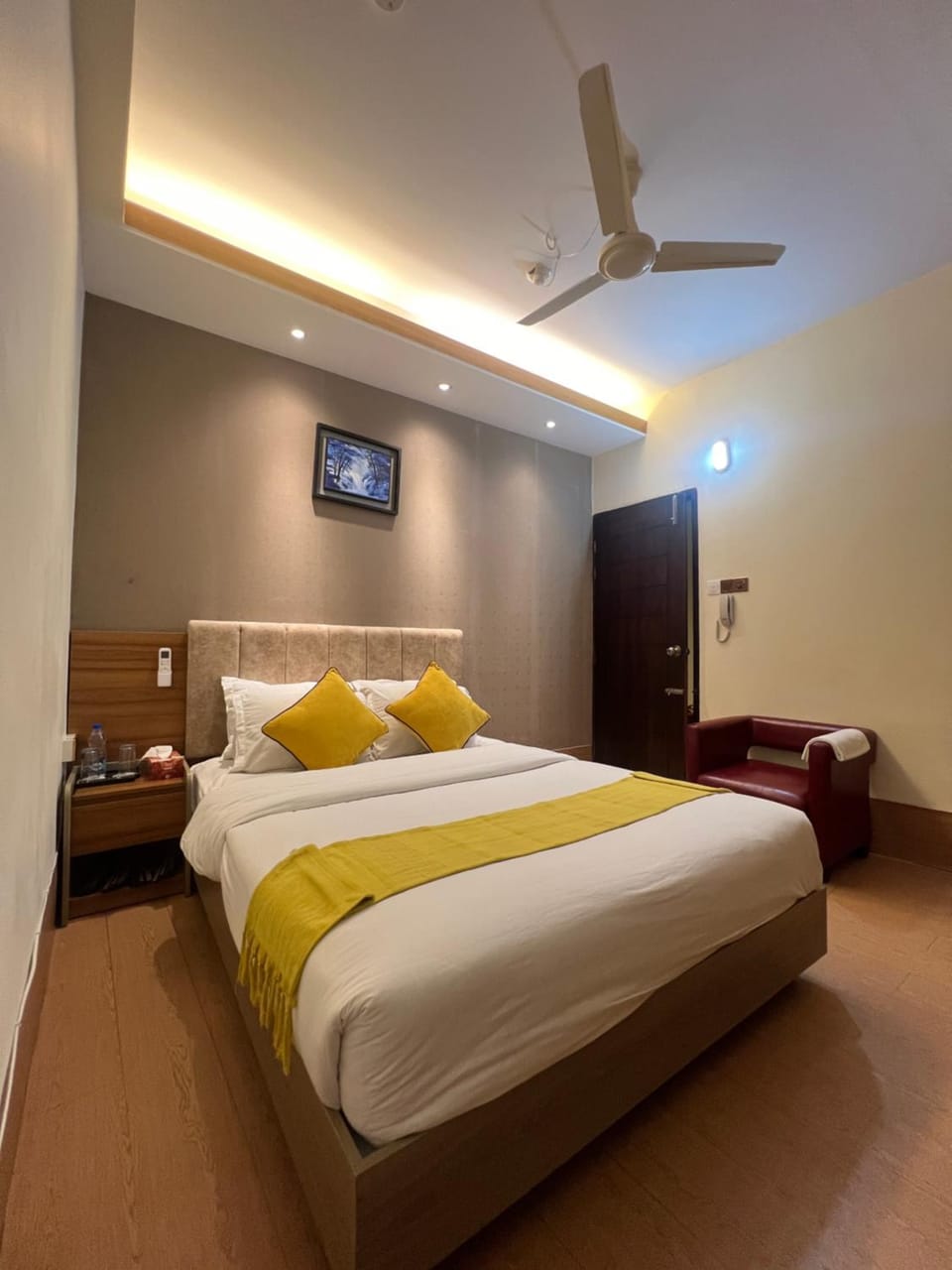 Bed, TV and multimedia, Photo of the whole room, Bedroom, fireplace