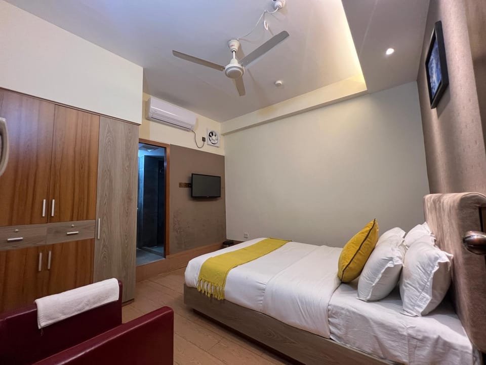 Bed, TV and multimedia, Bedroom, fireplace, towels, wardrobe, air conditioner