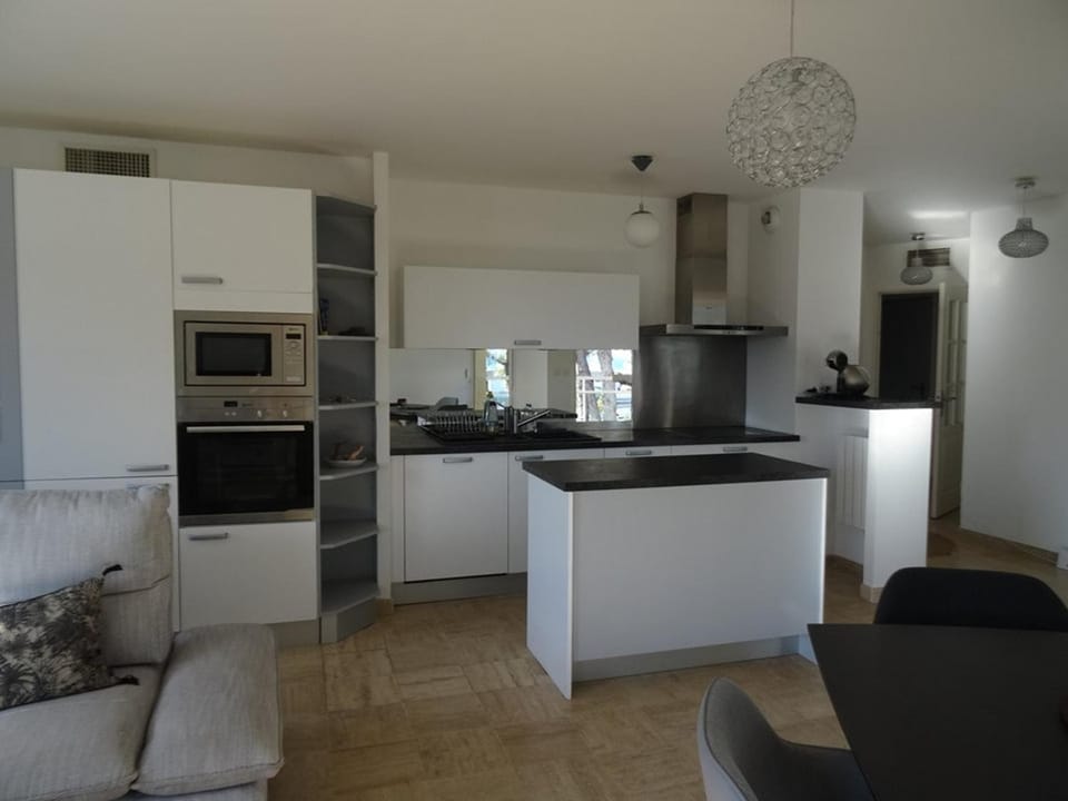 Appartement spacieux à Hyères avec piscine, climatisation et Wi-Fi - FR-1-335-156 Apartment in Hyères